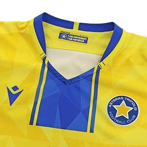 Camiseta Macron Asteras Trípoli 2019 2020 - Camiseta Macron primera equipación Asteras Trípoli 2019 2020 - amarilla y azul - detalle cuello