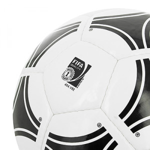 Tango Rosario - Balón de fútbol adidas talla 5 - Blanco / Negro - detalle