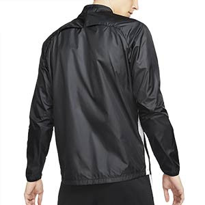 Chaqueta Nike entreno Repel Academy - Chaqueta impermeable de entrenamiento Nike - negra y blanca - Trasera