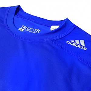 Camiseta compresiva adidas Techfit - Camiseta interior compresiva adidas Techfit - Azul Royal - detalle cuello frontal