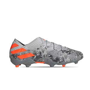 adidas Nemeziz 19.1 FG Junior - Botas de fútbol infantiles adidas FG para césped natural o artificial de última generación - grises y naranjas - pie derecho