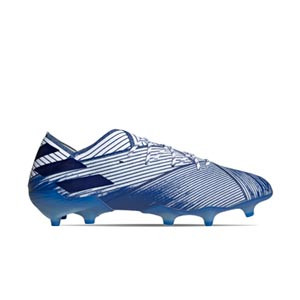 adidas Nemeziz 19.1 FG - Botas de fútbol adidas FG para césped natural o artificial de última generación - azules y blancas - derecho