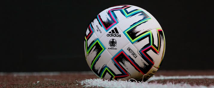 Pelota de fútbol marca adidas de la UEFA Euro 2020, color blanco con detalles coloridos