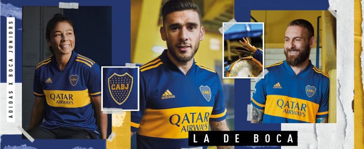 Camiseta de la primera equipación 2020 adidas, en color azul, con una franja horizontal en el centro y los ribetes del cuello de color amarillo.