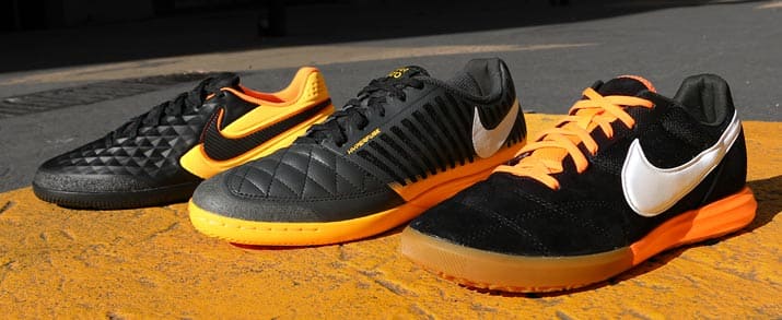 Zapatillas fútbol sala nike Lunar Gato, Tiempo y Premier color negro con detalles naranjas.